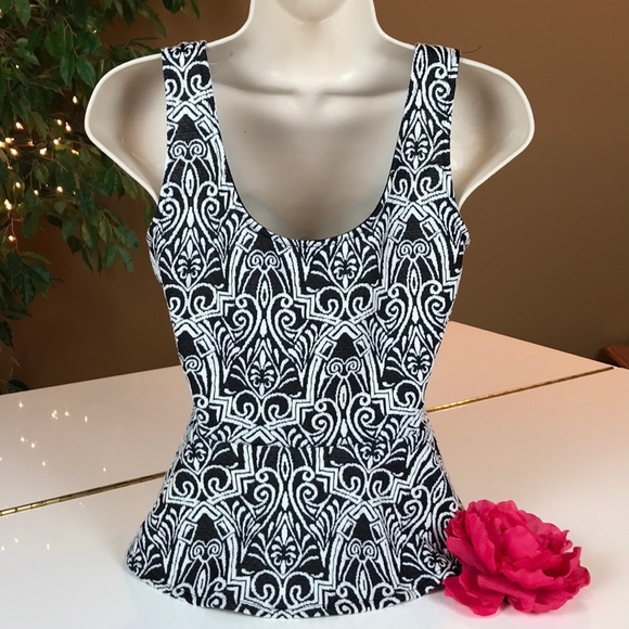 🎉HOST PICK!!🎉BEBE BLACK & WHITE TOP SIZE S/P🖤 - Picture 7 of 8